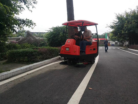 駕駛式掃地機(jī)怎么正確使用